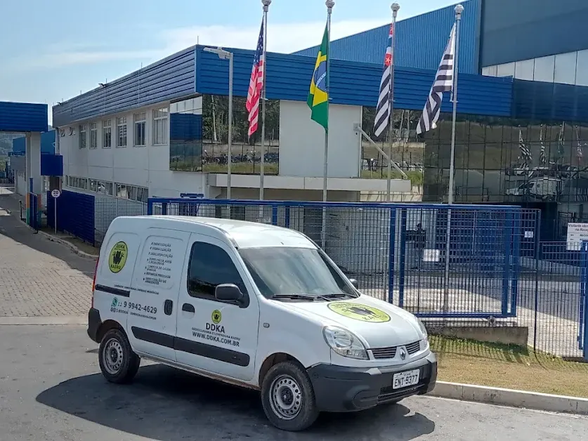 Van identificada da DDKA na entrada de uma empresa atendida