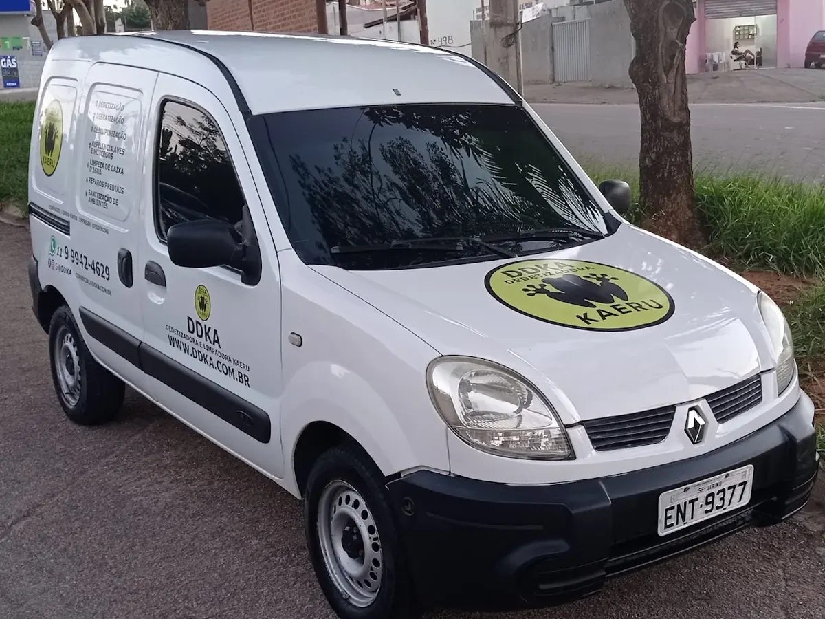 Van da DDKA identificada com a marca Kaeru, estacionada em rua de Jarinu