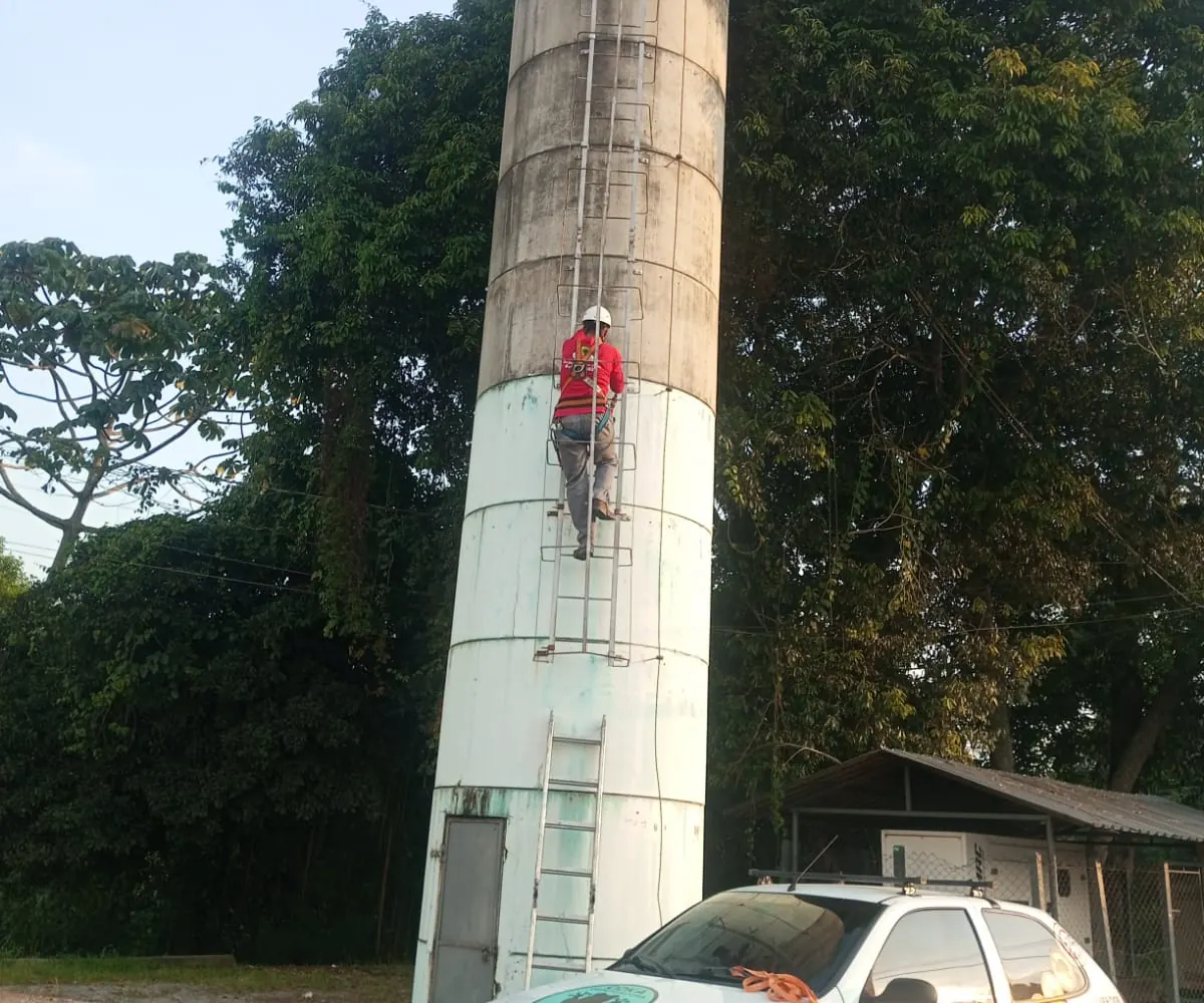 Técnico da DDKA na limpeza de um reservatório elevado