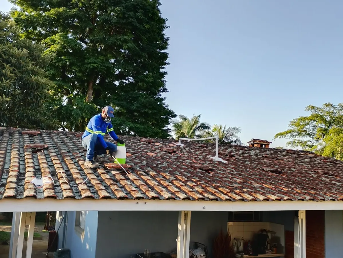 Técnico da DDKA aplicando tratamento no telhado de uma residência